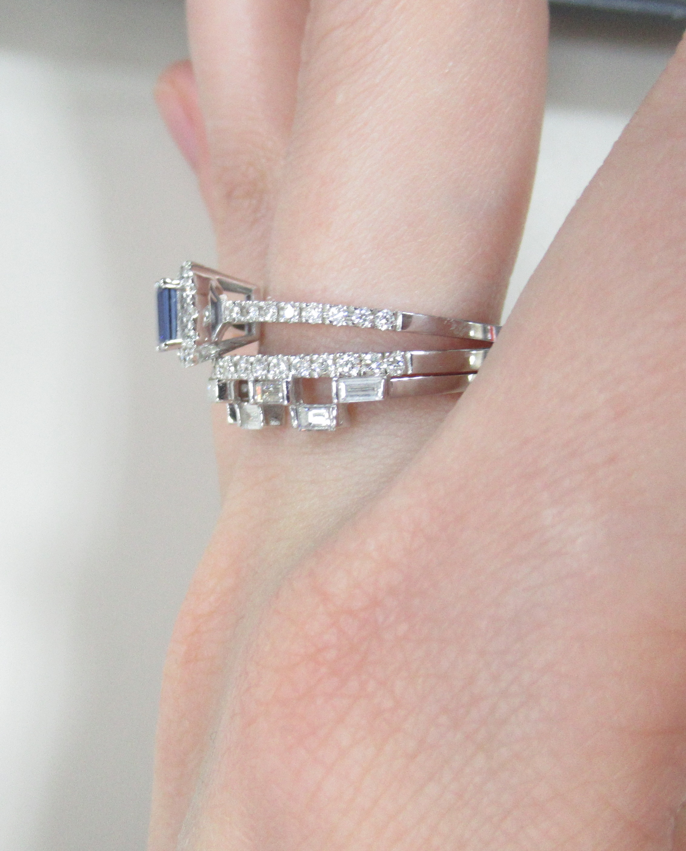 Кольцо из белого золота с сапфиром